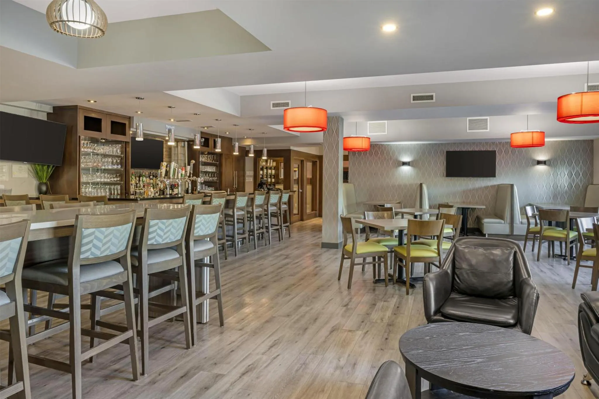 Un espace de restauration avec un bar et des tables.