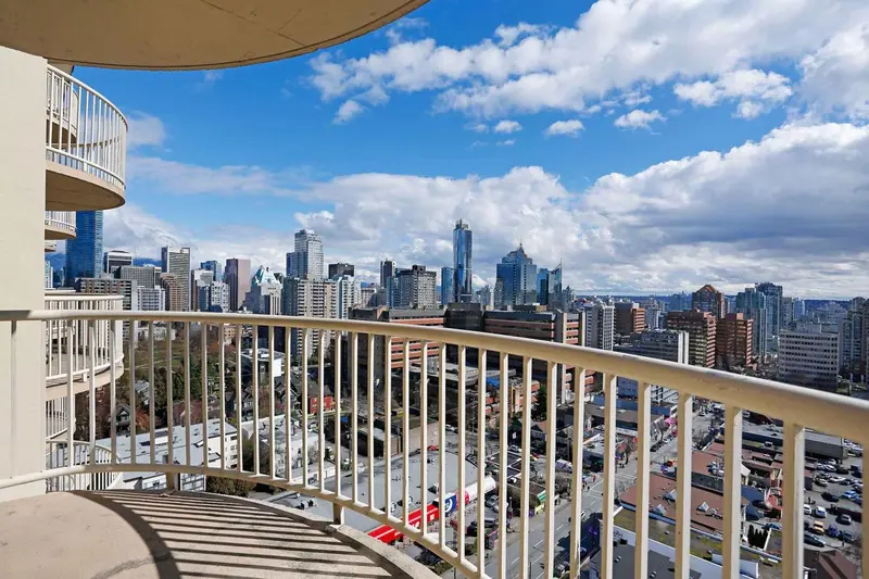 Vue panoramique sur une ville depuis un balcon.