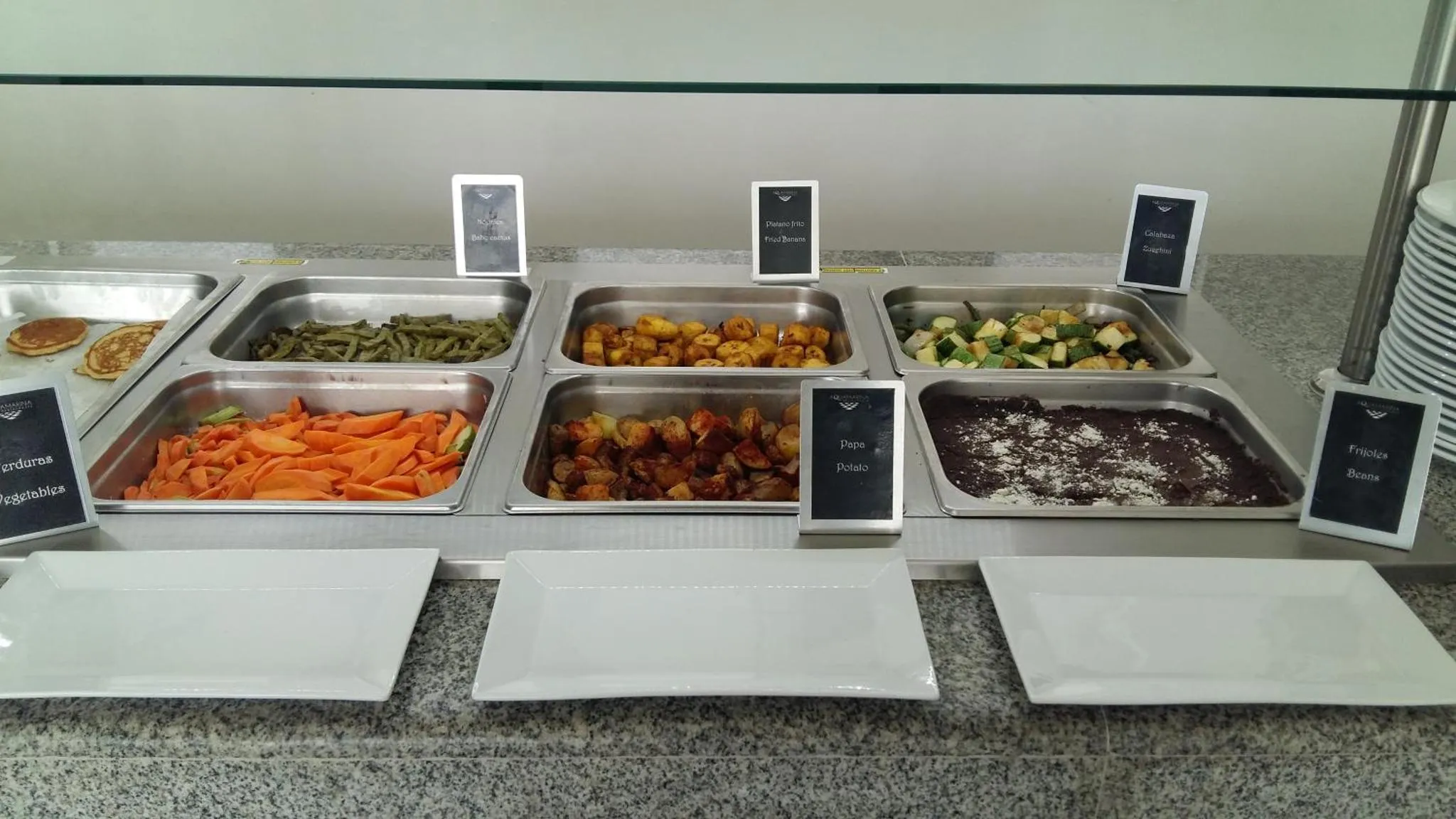 Un buffet propose une variété de plats chauds et de salades.