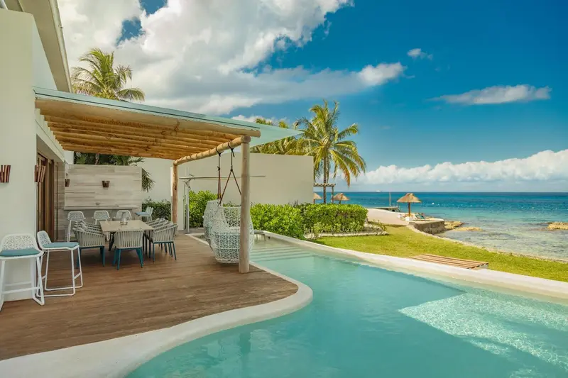 Terrasse avec mobilier d'extérieur et piscine privée donnant sur la mer.
