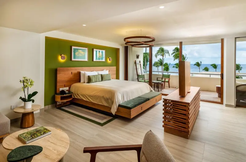 Une chambre lumineuse avec un grand lit et une vue sur la mer.