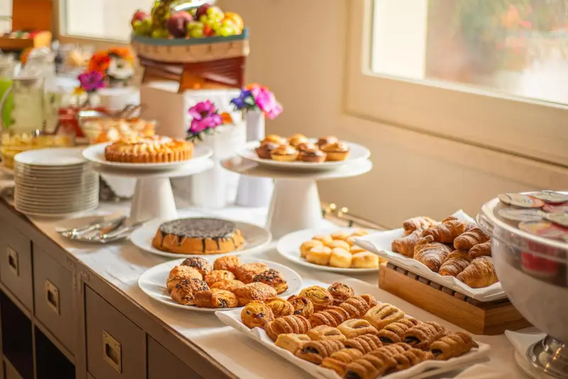 Un buffet propose une variété de pâtisseries et de fruits frais.