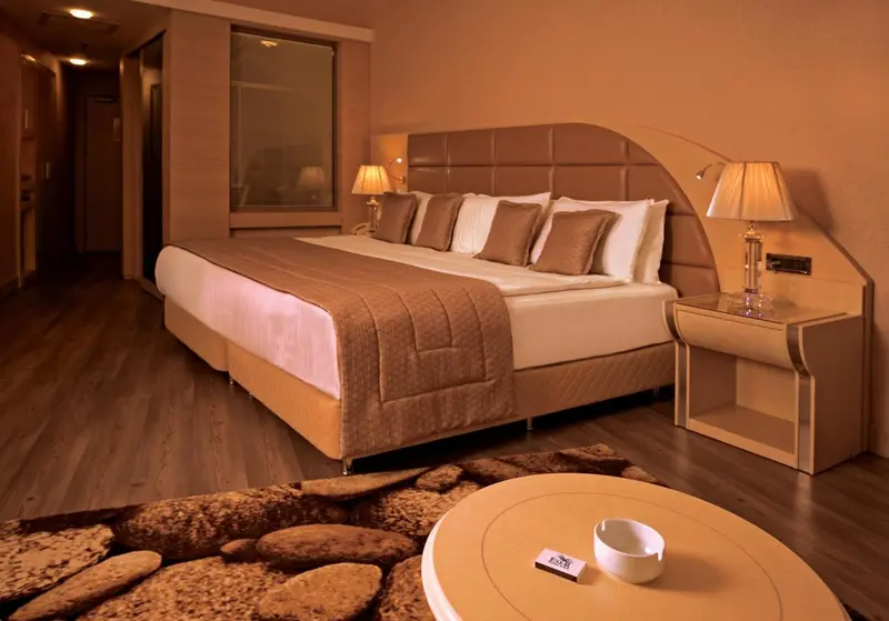 Une chambre à coucher lumineuse avec un grand lit et des tables de chevet.