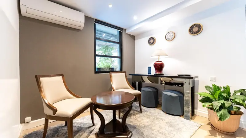 Un espace de détente intérieur avec deux fauteuils et une console.