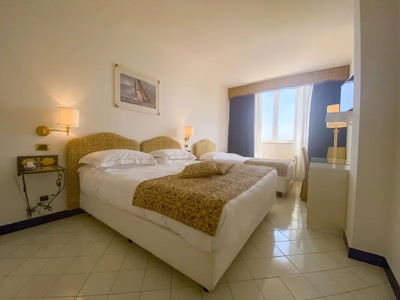 Une chambre lumineuse avec un grand lit et une décoration florale.