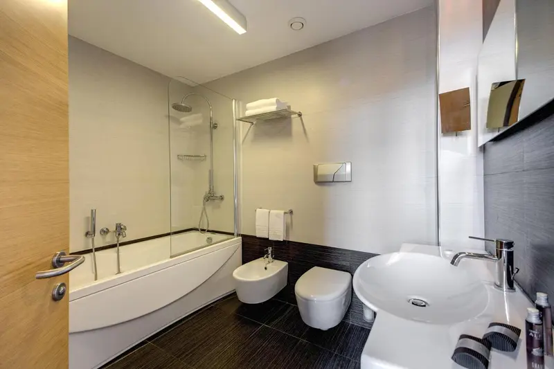 Une salle de bain moderne avec baignoire, douche et lavabo.