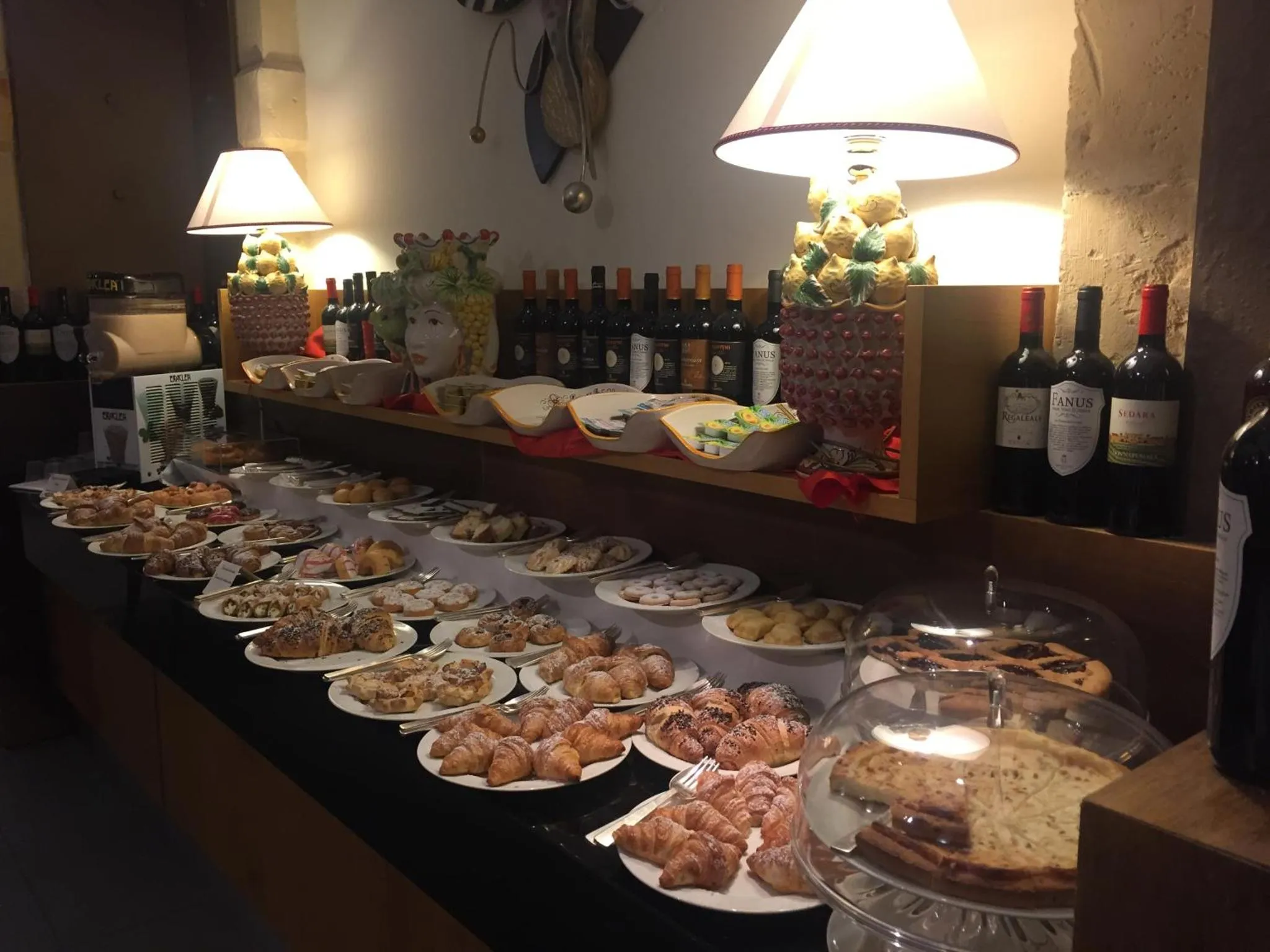 Un buffet propose une variété de pâtisseries et de boissons.