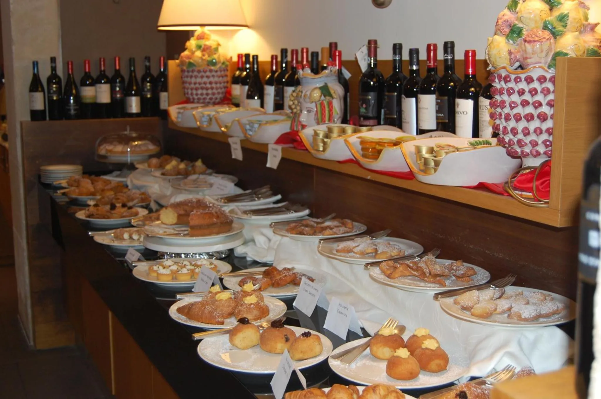 Un buffet propose une variété de pâtisseries et de boissons.