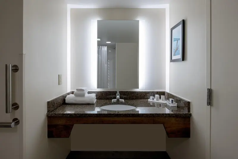 Un lavabo avec des serviettes et des articles de toilette sur un meuble.