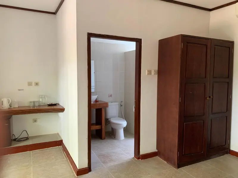 Une pièce lumineuse avec un coin cuisine et une salle de bain attenante.