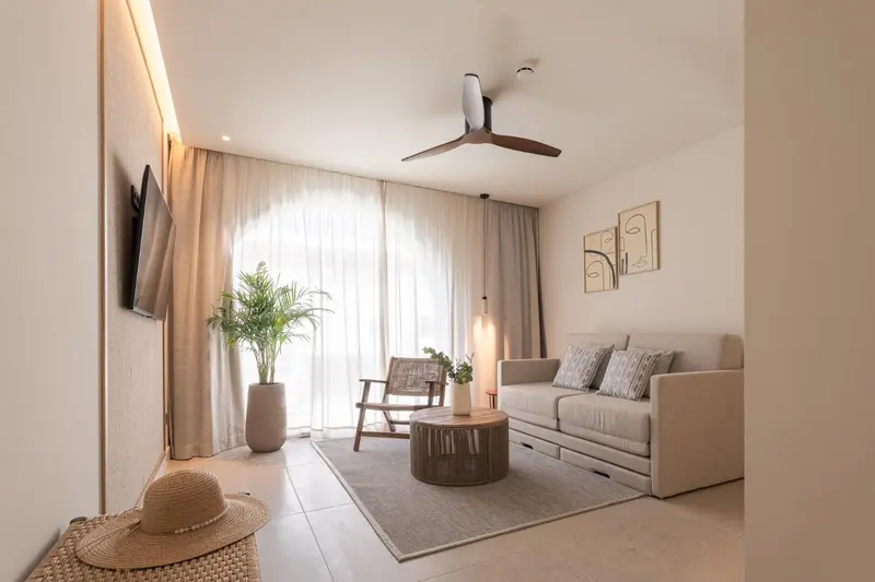 Espace de détente intérieur avec canapé et décoration murale.