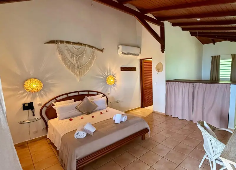 Une chambre lumineuse avec un grand lit décoré de fleurs.