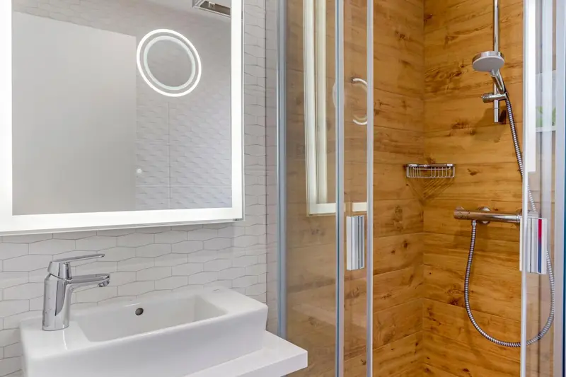 Une salle de bain moderne avec douche à l'italienne et vasque.