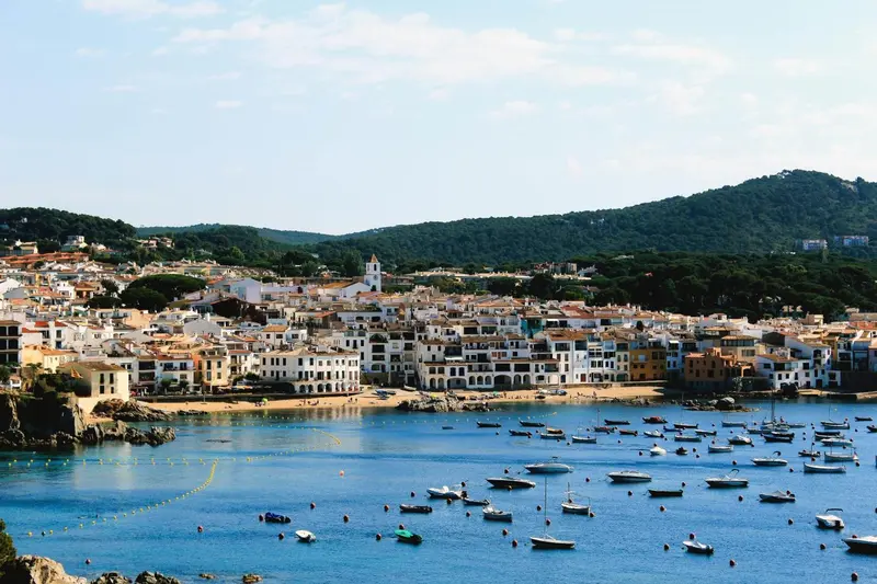 Vue d'ensemble d'une ville côtière avec des bateaux dans une baie.