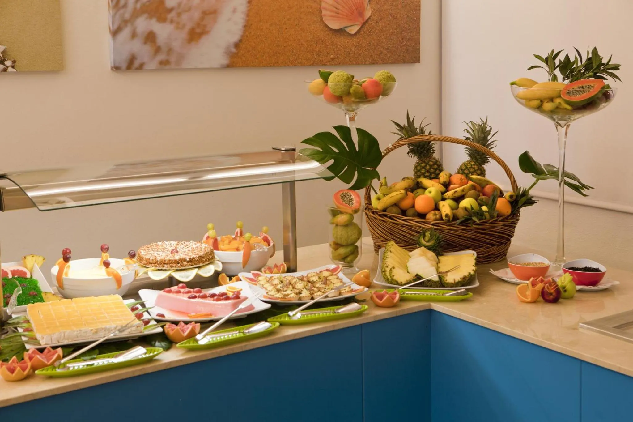 Un buffet propose une variété de fruits frais et de pâtisseries.