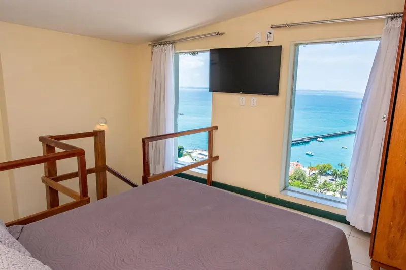 Une chambre avec un lit et une vue sur la mer.