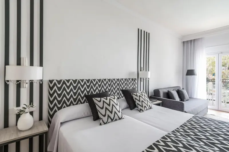 Une chambre moderne avec un grand lit et un canapé.