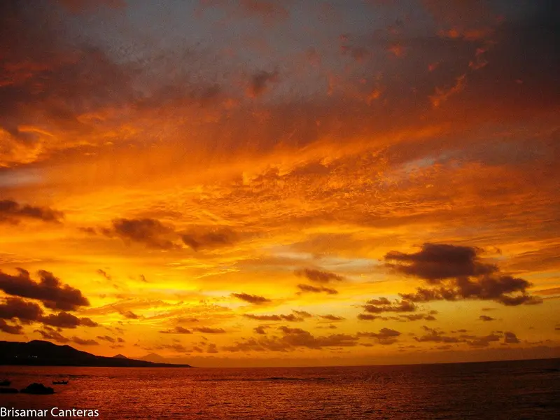 Ciel flamboyant au coucher du soleil sur l'océan.
