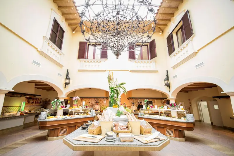 Un buffet généreux est présenté dans un hall spacieux et lumineux.