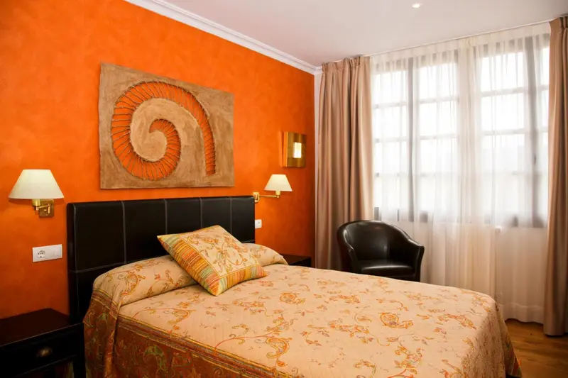 Une chambre à coucher avec un grand lit et une décoration murale.