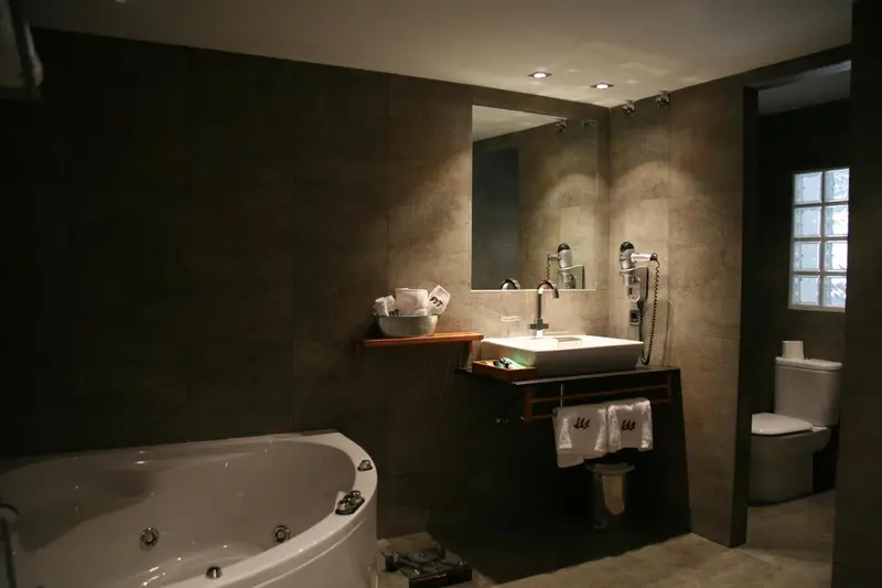 Une salle de bain moderne avec baignoire et douche.