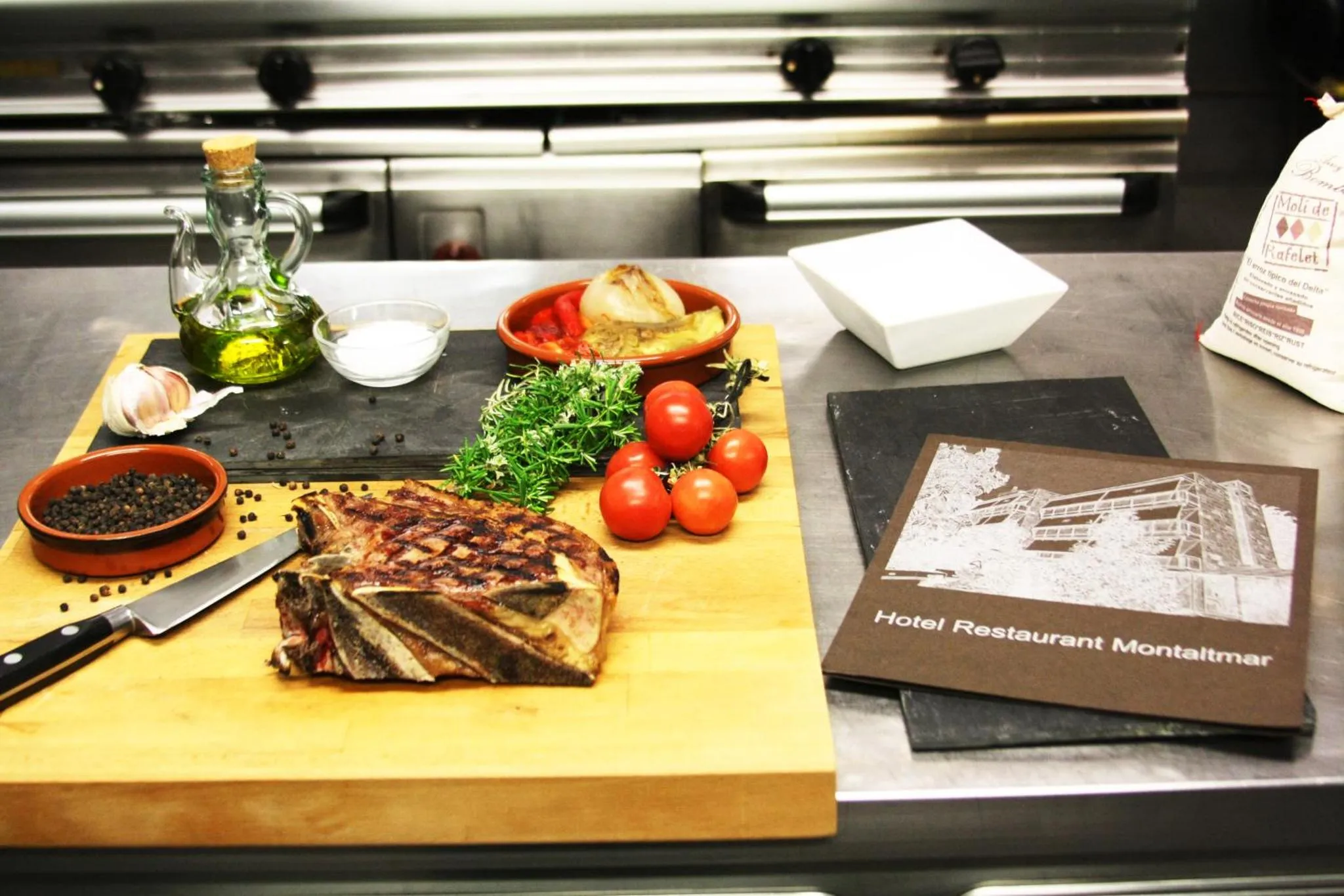 Une viande grillée est présentée sur une planche à découper avec des légumes et des épices.