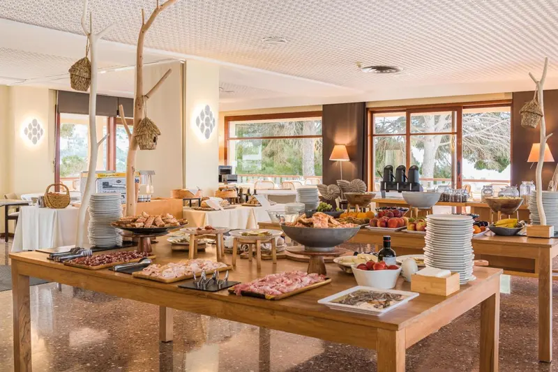Un buffet propose une variété de plats et de boissons dans une salle lumineuse.