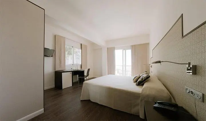 Une chambre lumineuse avec un lit et un bureau.