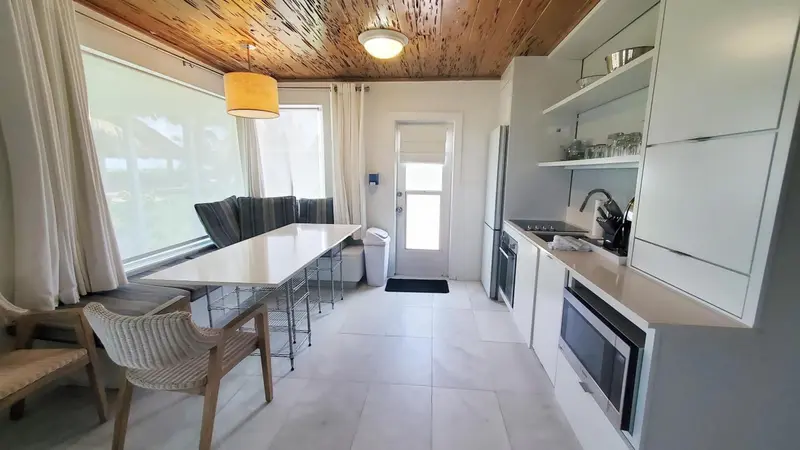 Une cuisine lumineuse avec un coin repas près d'une fenêtre.