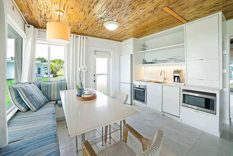 Espace de vie lumineux avec coin repas et cuisine équipée.