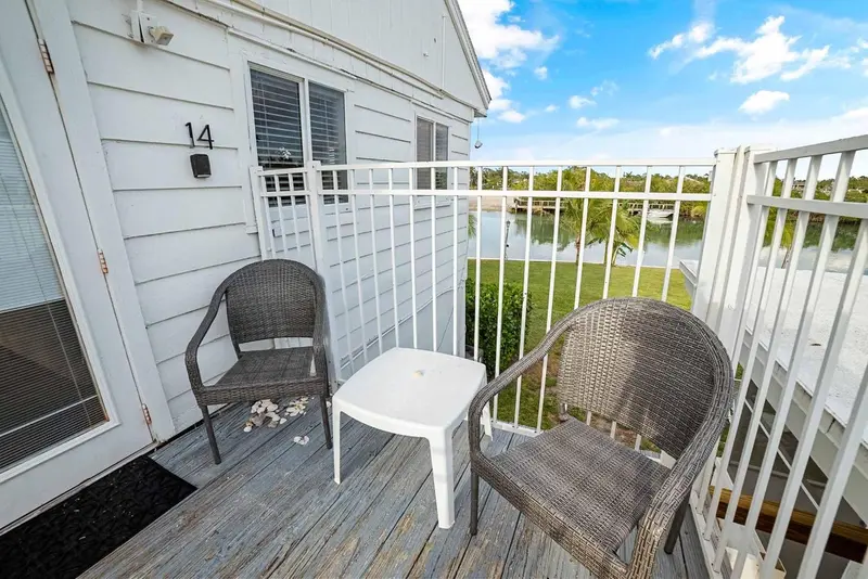 Terrasse avec deux fauteuils et une petite table basse.
