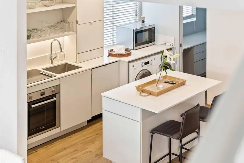 Une cuisine moderne avec un plan de travail et des appareils électroménagers.