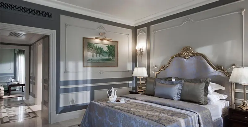 Une chambre à coucher élégante avec un grand lit à baldaquin.