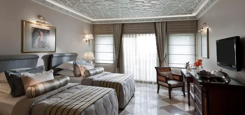 Chambre avec deux lits et un coin salon.