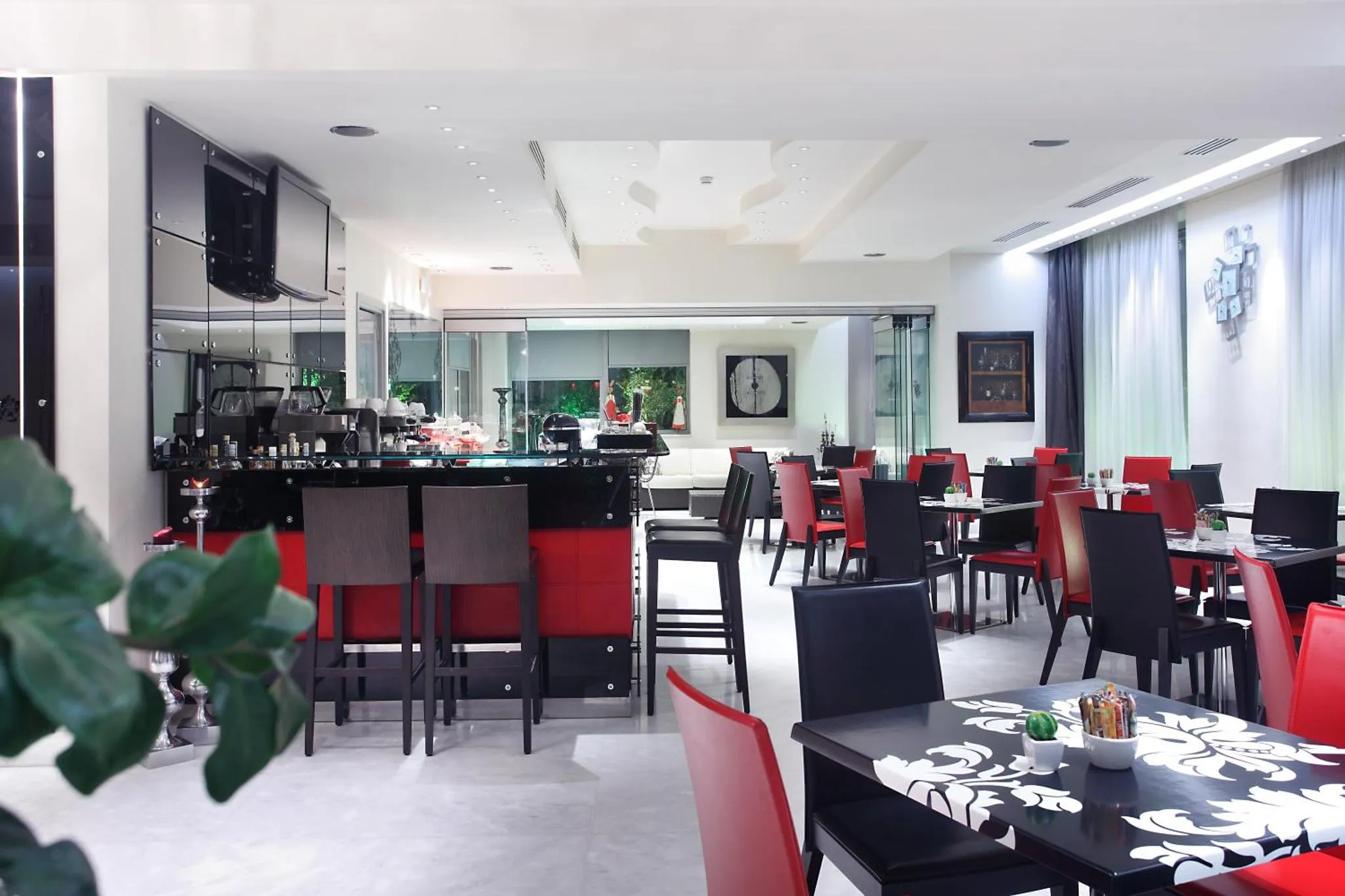 Une salle de restaurant moderne avec un bar et des tables.