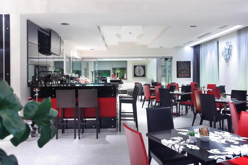 Une salle de restaurant moderne avec un bar et des tables.