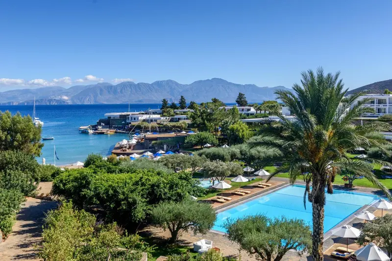Vue aérienne d'un complexe hôtelier avec piscine et accès à la mer.