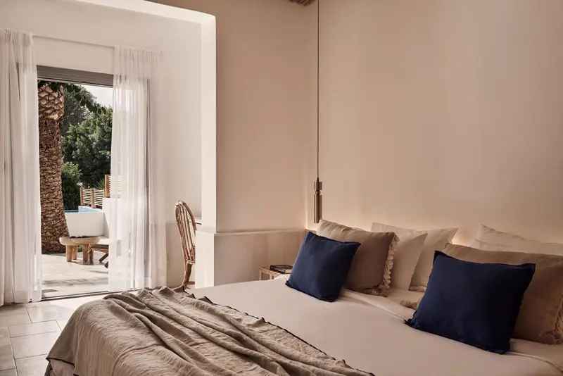 Une chambre lumineuse avec un lit confortable et un accès à une terrasse.