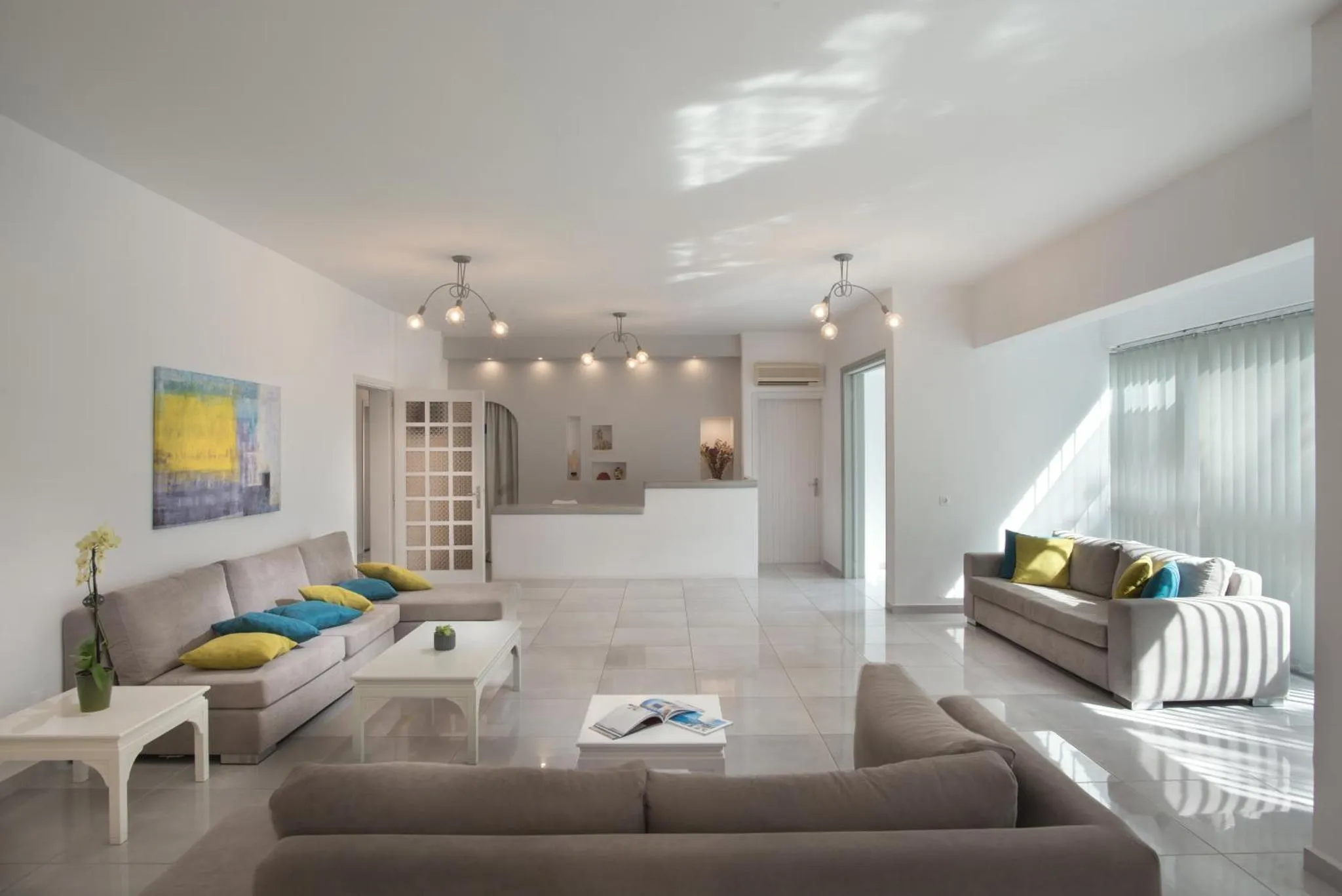 Un espace de détente intérieur avec canapés et éclairages modernes.