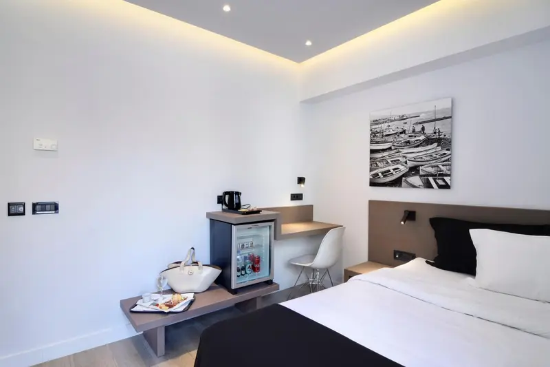 Une chambre moderne avec un lit et un coin repos.
