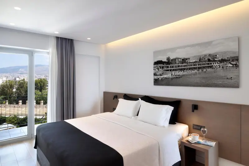 Chambre moderne avec un grand lit et une vue sur la mer.
