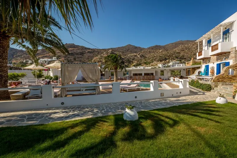 Vue d'un espace extérieur aménagé avec des transats et des parasols.
