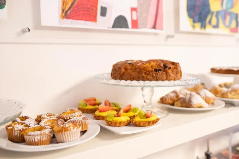 Assortiment de pâtisseries et de viennoiseries présentées sur un comptoir.