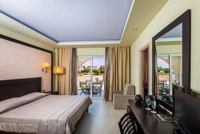 Une chambre lumineuse avec un grand lit et un accès à une terrasse.