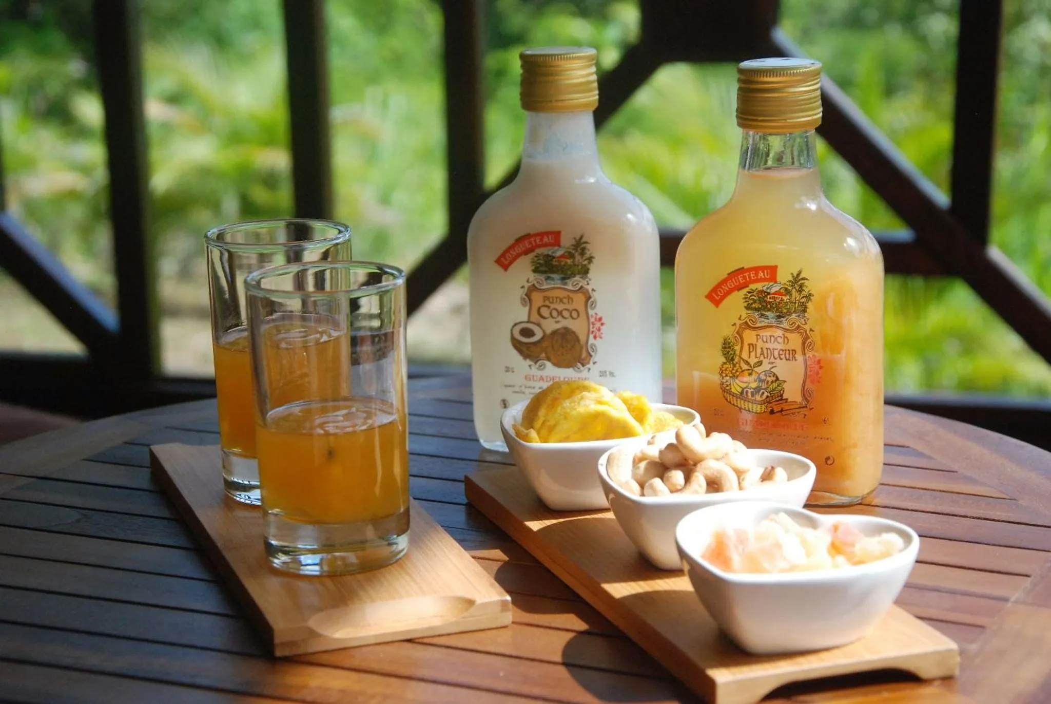 Une table en bois présente des boissons et des fruits frais.