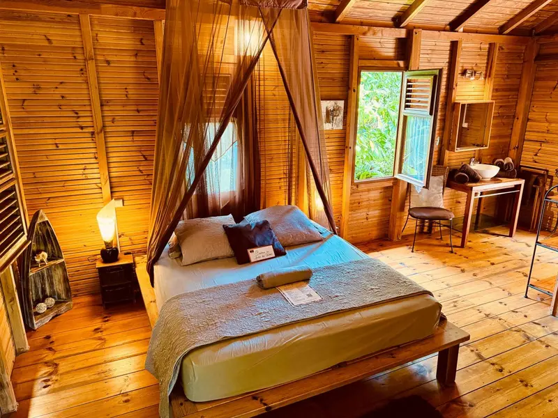 Une chambre avec un grand lit à baldaquin et une décoration en bois.