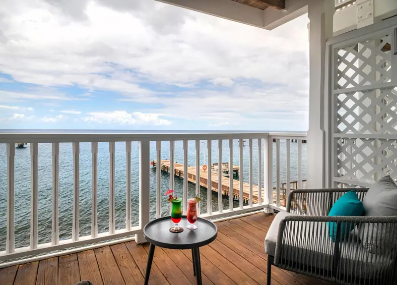 Terrasse en bois avec mobilier d'extérieur et vue sur la mer.
