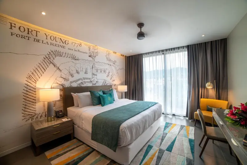 Une chambre d'hôtel lumineuse avec un lit confortable et une décoration moderne.