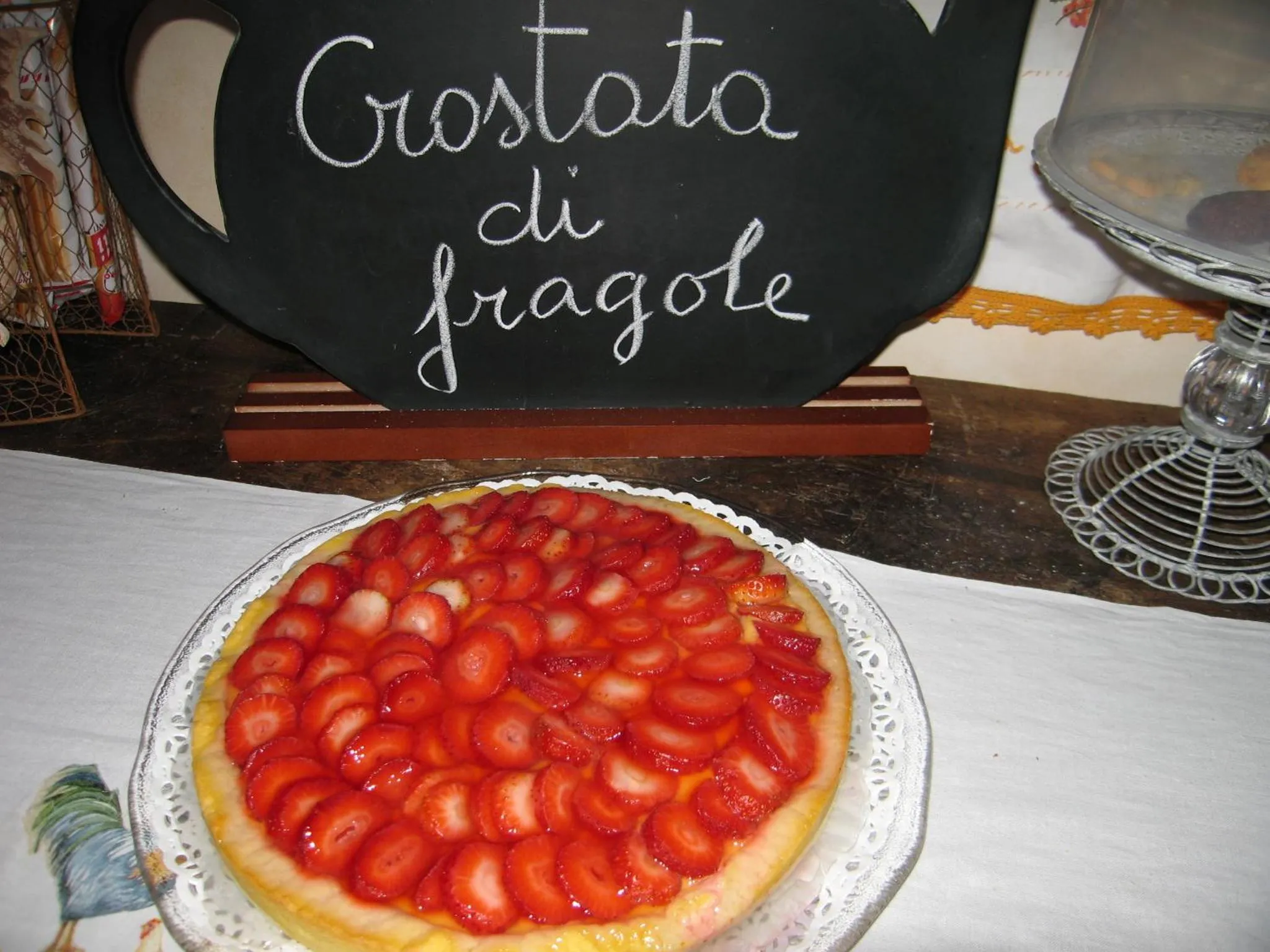 Une tarte aux fraises fraîchement préparée est présentée sur une table.