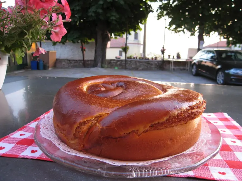Une pâtisserie dorée repose sur une table en extérieur.
